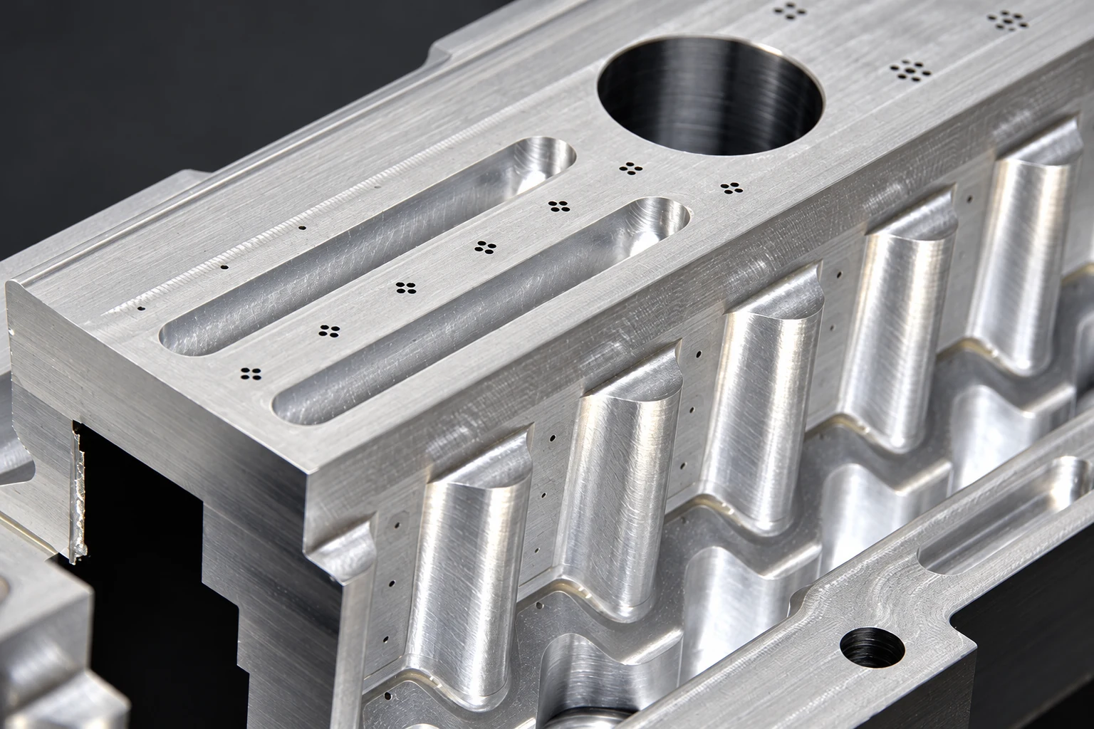 Detail eines gefrästen Metallbauteils aus der TMB-Fertigung