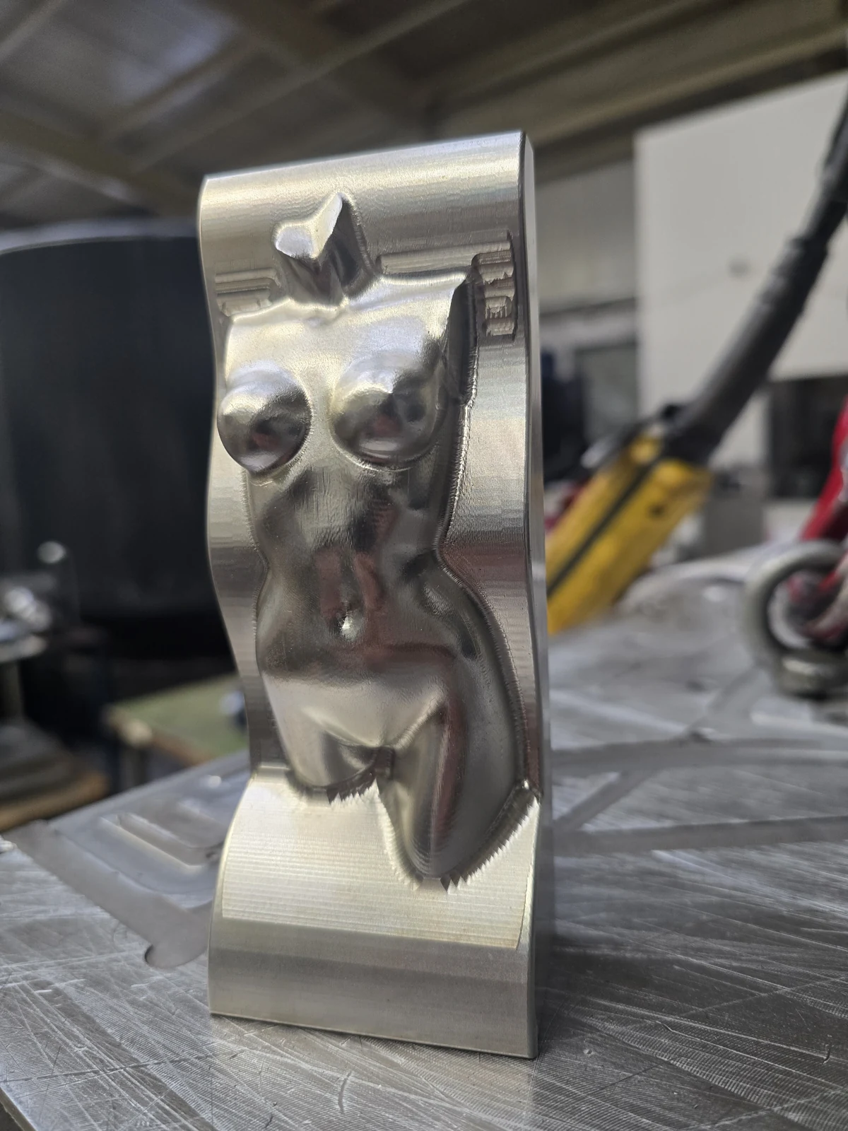 Freiformrelief in einem Metallblock auf dem Maschinentisch der TMB-Werkstatt